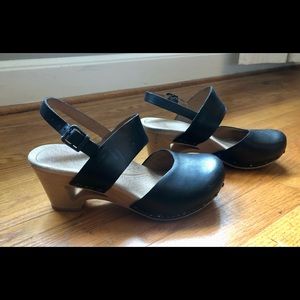 In EXCELLENT condition - a pair of DANSKO Thea sandals in Black size 37!